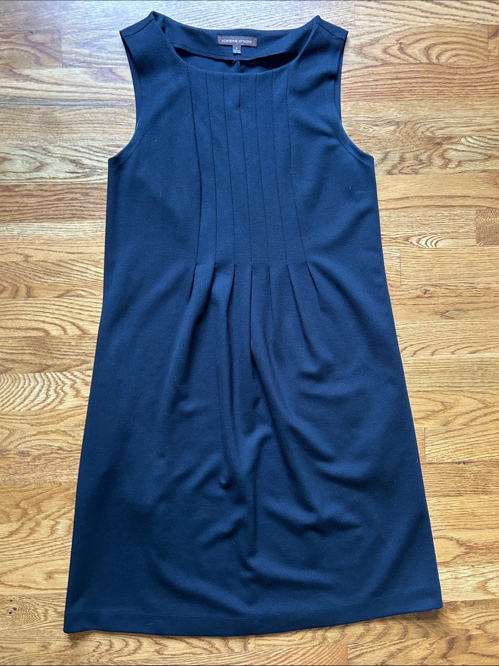 Adrienne Vittadini Black Sleeveless Pleated Front Shift Dress